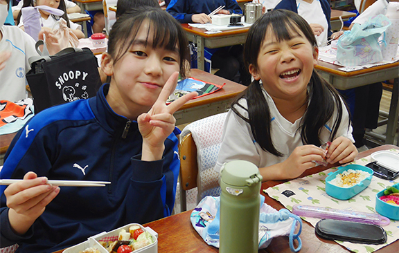 給食の様子(高学年)