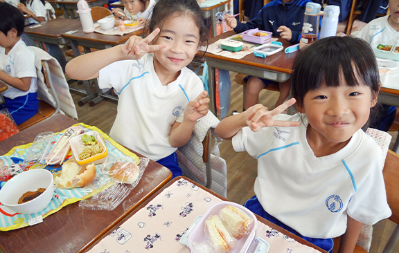 給食の様子(低学年)